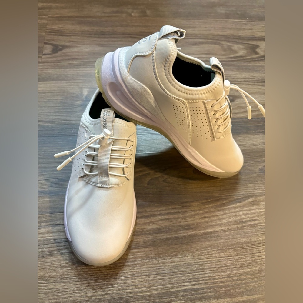 NWOB Clove Brilliant White Nursing Shoes‎ Women’s Size 7.5
